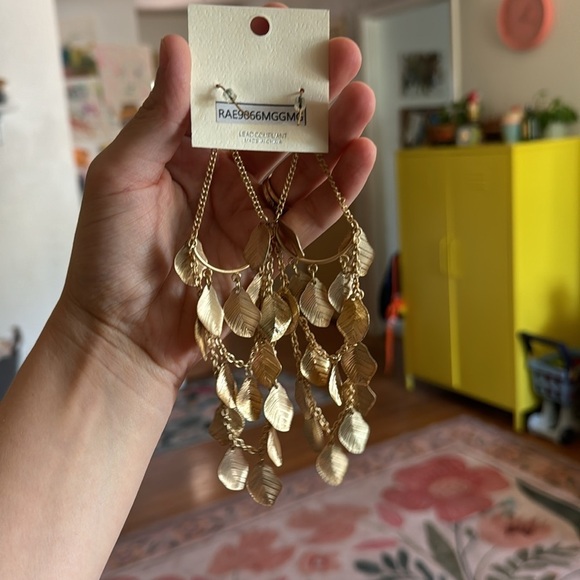 Mia Collection Gold Leaf Dangle Earrings Costume - Picture 3 of 4